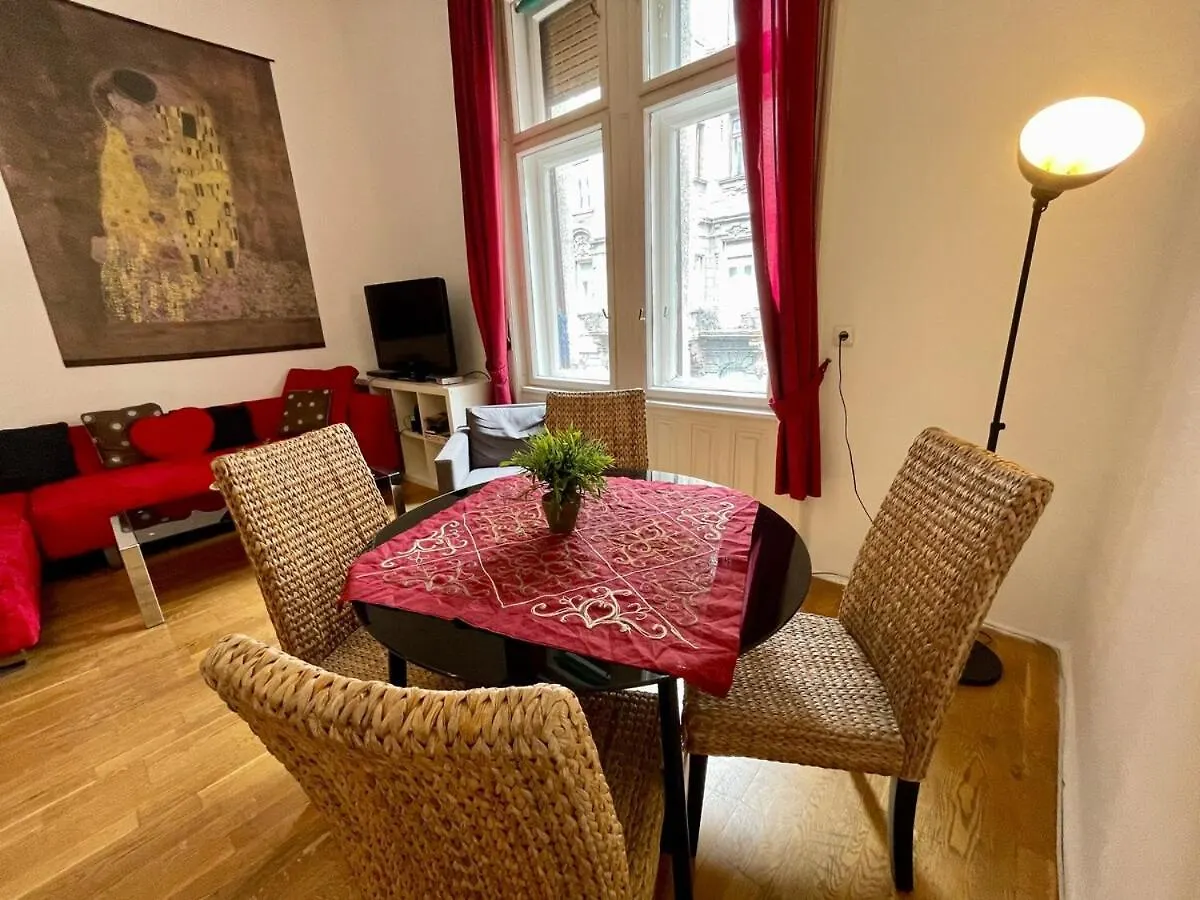 Iza Bella Classic Romantica Spacious 2Br Budapest Hungary