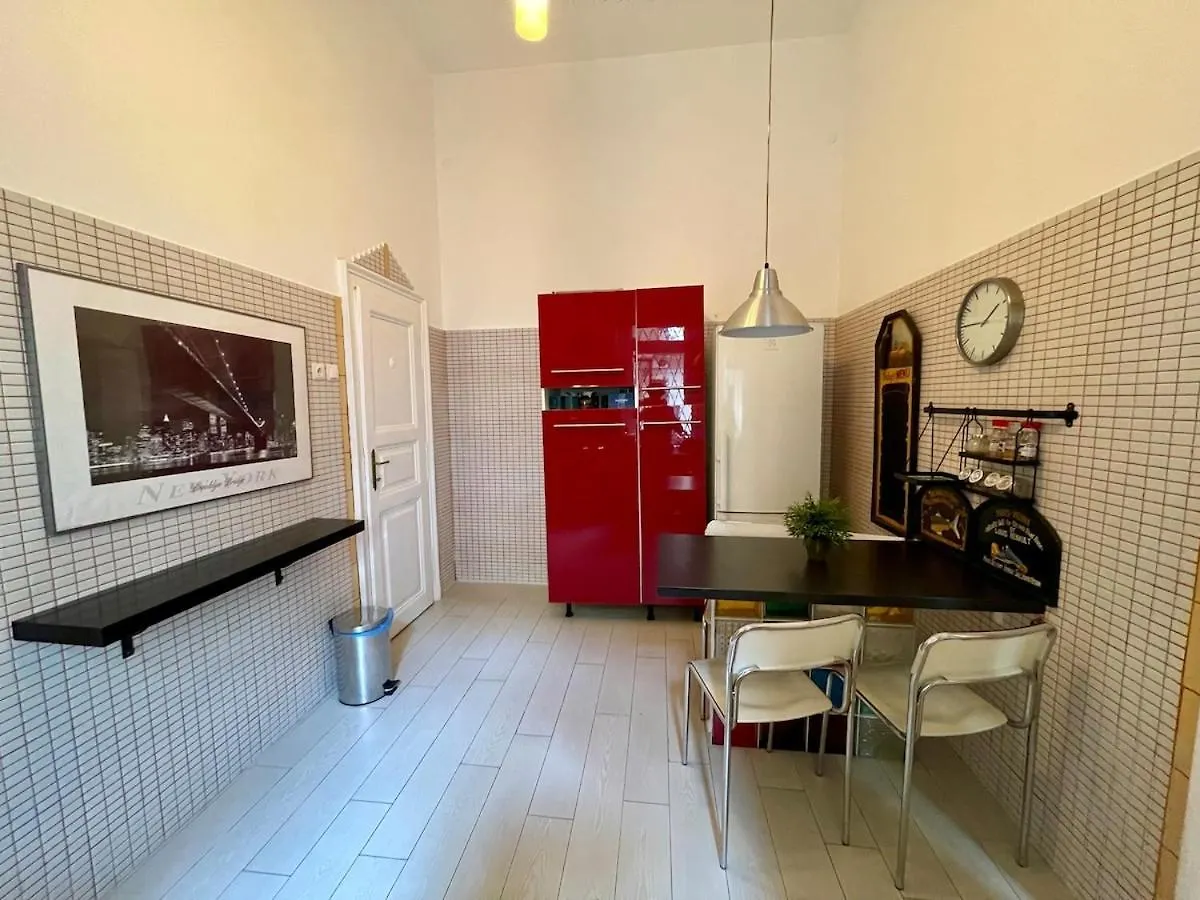 Iza Bella Classic Romantica Spacious 2Br Budapest 0*,  Hungary