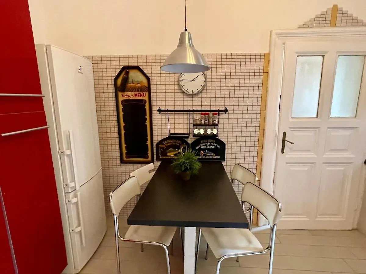Iza Bella Classic Romantica Spacious 2Br Budapest Apartment