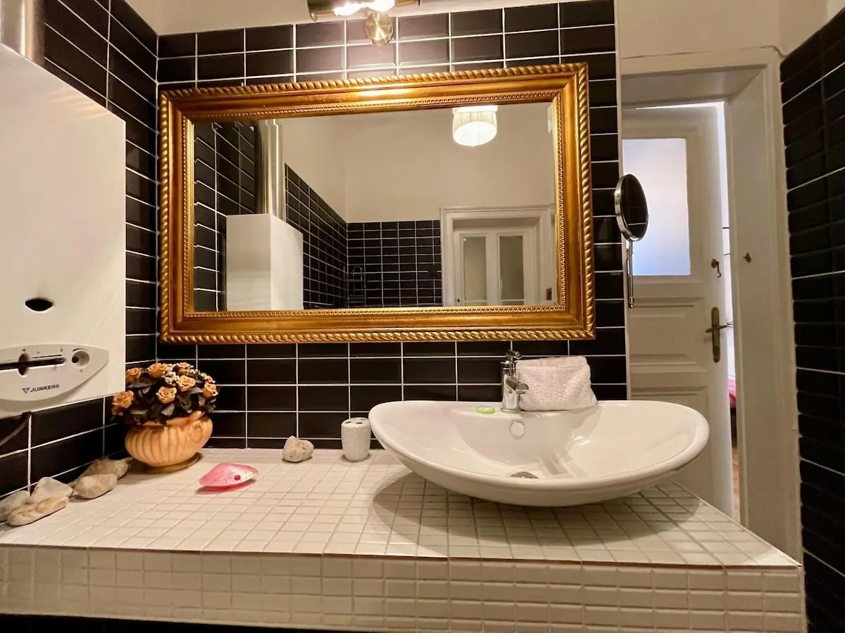 Apartment Iza Bella Classic Romantica Spacious 2Br Budapest
