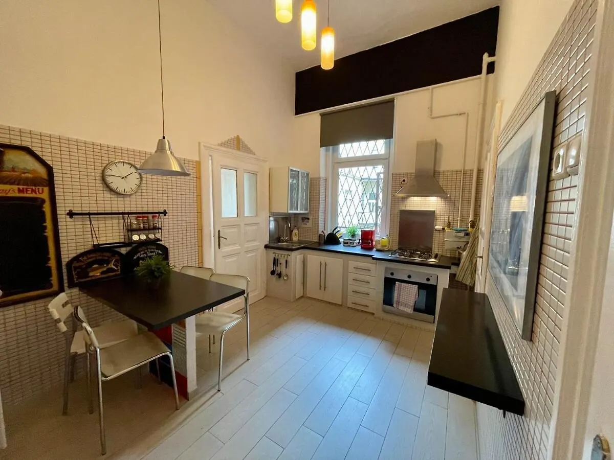Iza Bella Classic Romantica Spacious 2Br Budapest