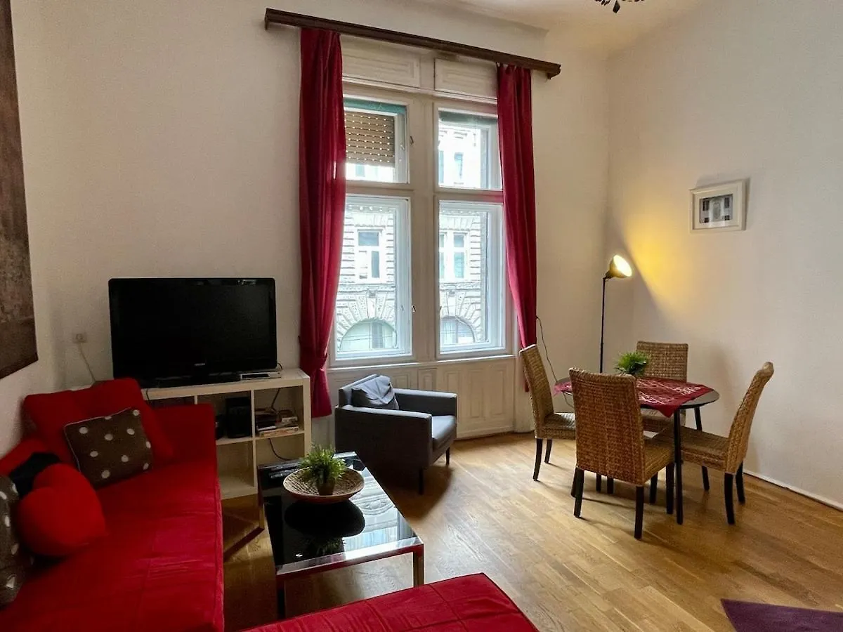 Iza Bella Classic Romantica Spacious 2Br Budapest Apartment