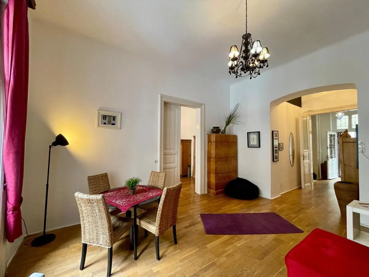 Iza Bella Classic Romantica Spacious 2Br Budapest Apartment
